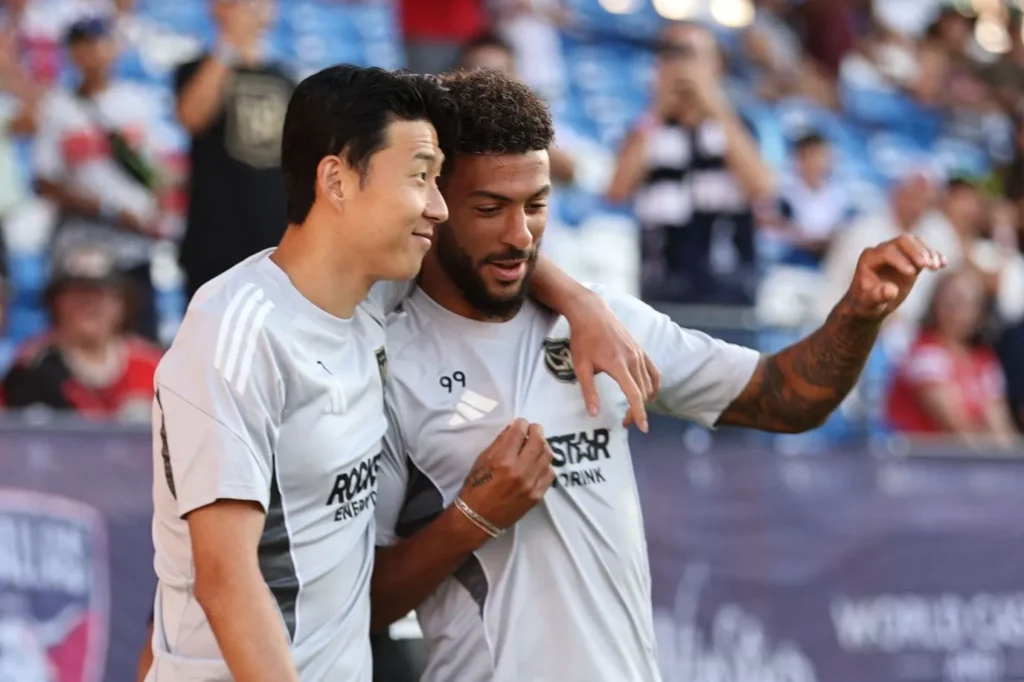 두 선수가 LAFC 유니폼을 입고 웃는 모습. 두 선수가 LAFC 유니폼을 입고 웃는 모습.